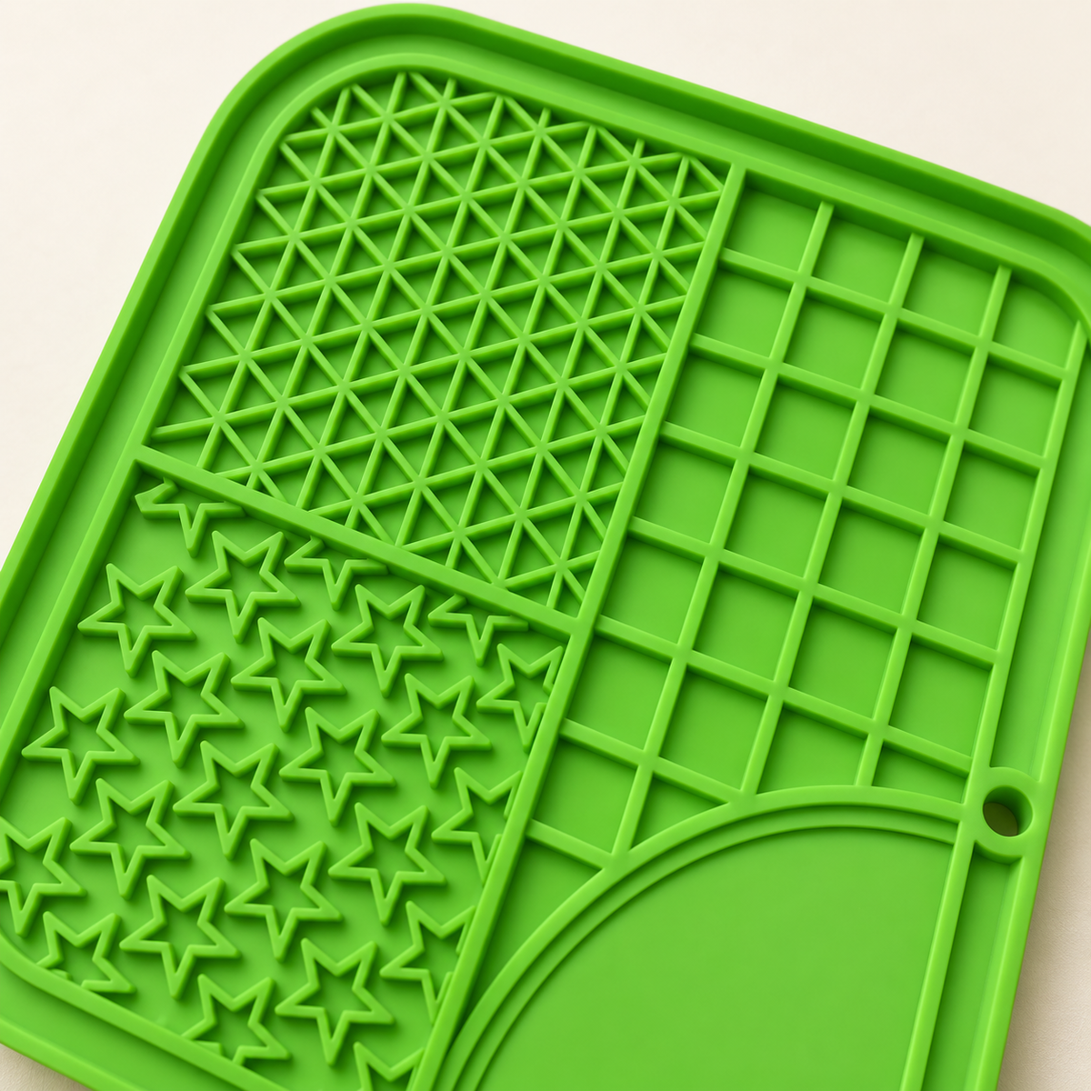 Detalle de las texturas del tapete lamedor verde; recreación ilustrativa